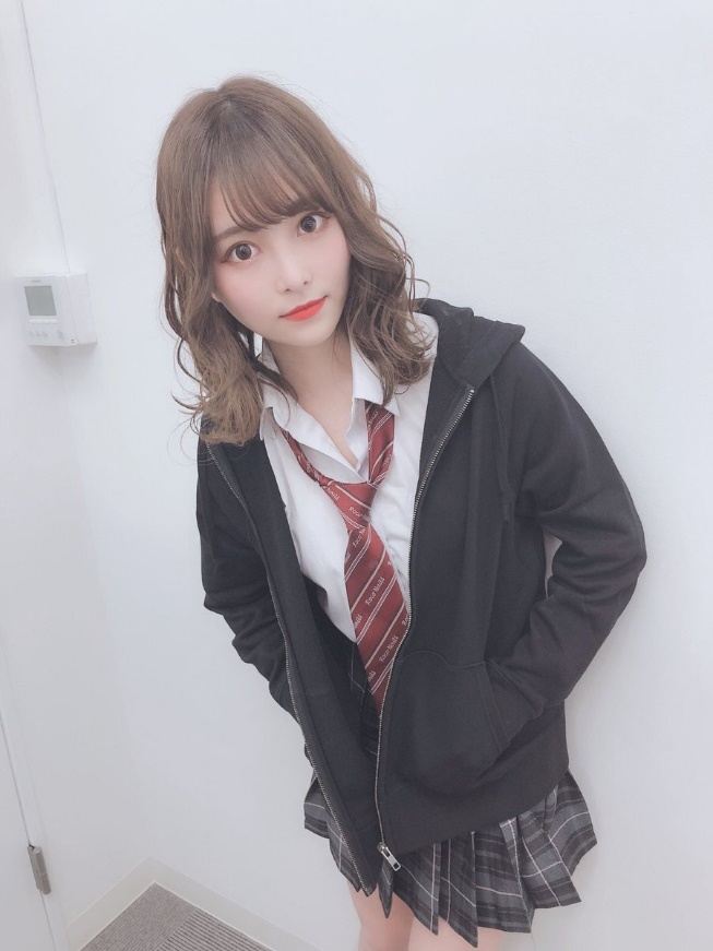 現役女子高生アイドル・ネコプラの青木りさちゃんが高校最後の夏に大人の階段をのぼる！