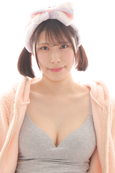 小泉なぎさ
